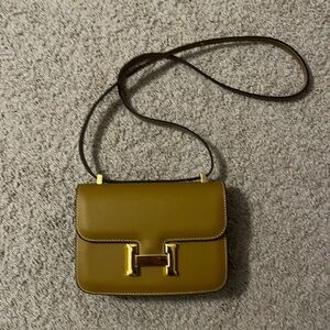 Gold letter buckle crossbody bag